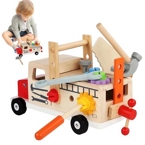 Deti hrajúce sa s drevenými vkladačkami a Montessori pomôckami.