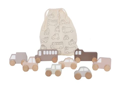 Drevené autíčka na závodných dráhach a magnetické stavebnice.