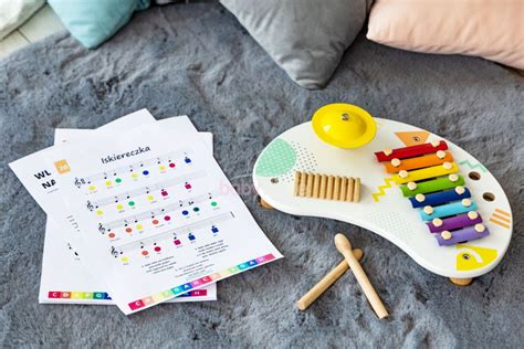 Deti maľujúce farbami a hrajúce sa s hudobnými nástrojmi.