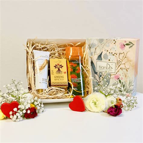 Darčekové balenie s farebným papierom, mašľami a blahoželacou kartou.