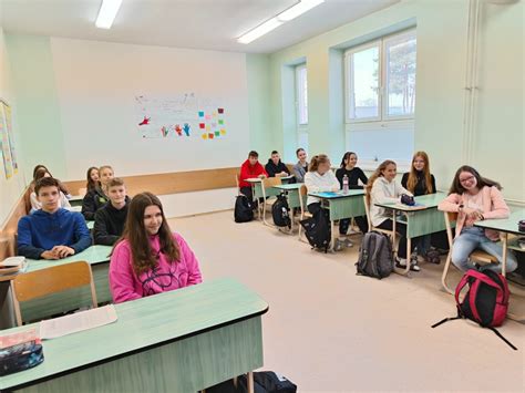 fotografia skupiny spolužiakov z čias strednej školy