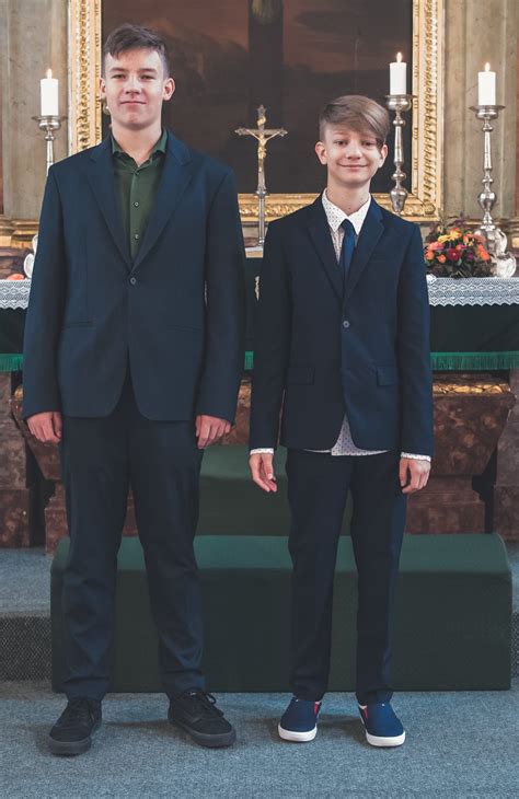 archívna fotografia skupiny konfirmandov