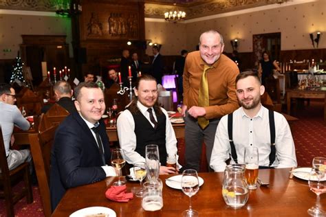 štýlovo zariadená sála pre vianočný večierok s vianočnou výzdobou