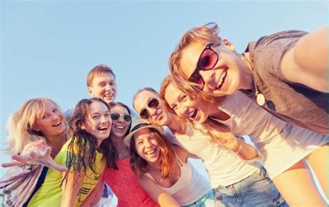 skupina ľudí zabávajúcich sa pri karaoke