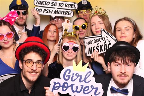 Tínedžeri sa fotia vo fotokútiku s rekvizitami