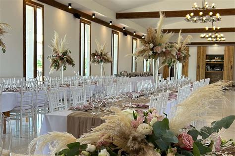 Inšpiratívne usporiadanie svadobného candy baru s rôznymi výškovými úrovňami a dekoráciami