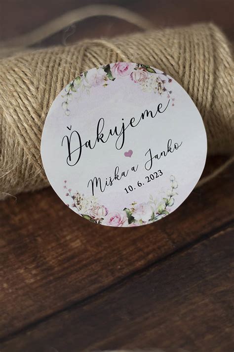 Rôzne svadobné výslužkové balíčky s tradičnými koláčmi