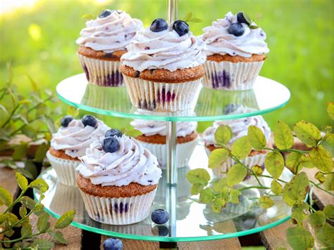 fotografia čerstvých čučoriedok a hotového slávnostného čučoriedkového koláča na podnose