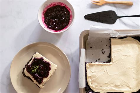 rez slávnostného čokoládového koláča s čučoriedkovou plnkou