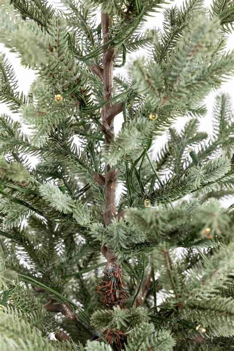 Detail úzkeho vianočného stromčeka s realistickým ihličím