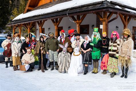 Záber na tradičný fašiangový sprievod v ľudovom kroji s maskami
