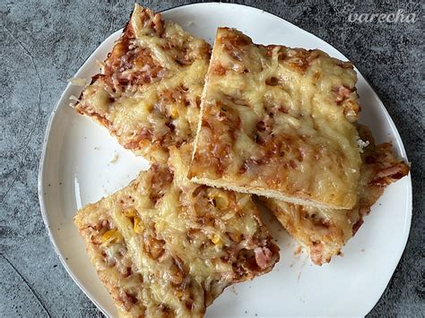 Detailne znázornenie tvarovania pizza venca na plechu