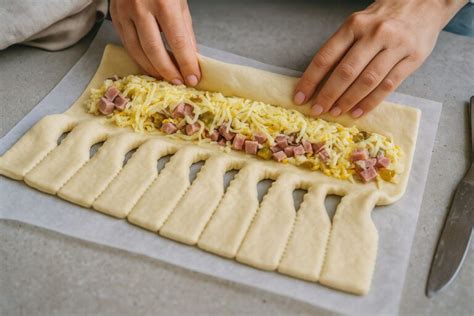 Slaný veniec z lístkového cesta s bohatou náplňou