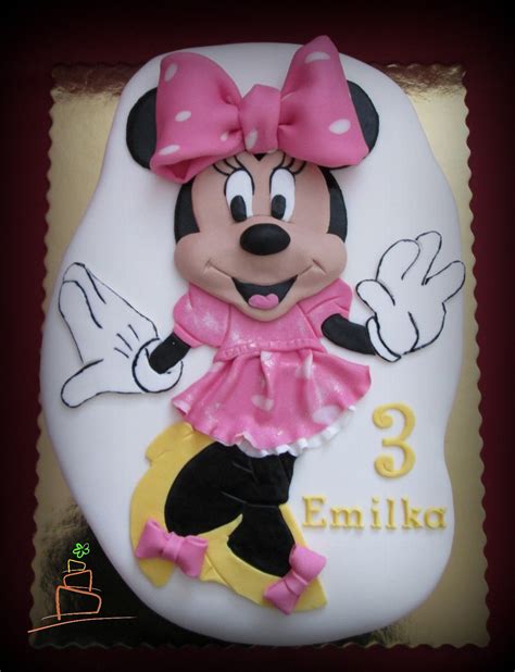 ilustračné foto narodeninovej torty Minnie Mouse s rôznymi dekoráciami