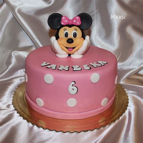 koláž rôznych zdobení Minnie Mouse torty (fondán, jedlý papier, krémy)