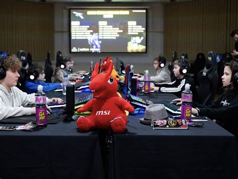 Tematické foto pre svadbu v Bojniciach, romantická dvojica s Bojnickým zámkom v pozadí
