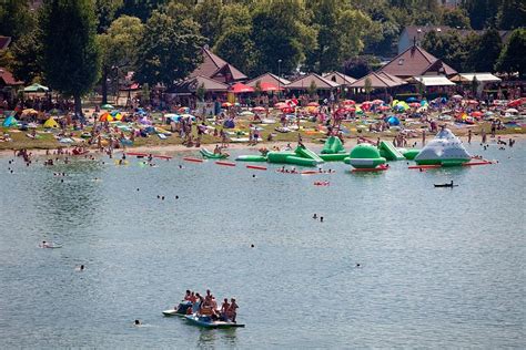 Panoráma Slnečných jazier v Senci s rekreačnými objektami