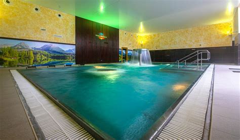 Ilustračné foto: wellness centrum s bazénom a výhľadom