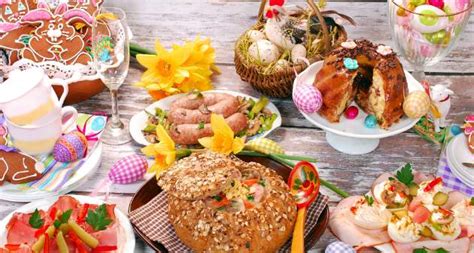 Tematické foto: veľkonočný stôl s pohármi vína a jedlom