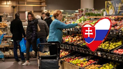Tematické foto: sviatočné nákupy potravín v supermarkete