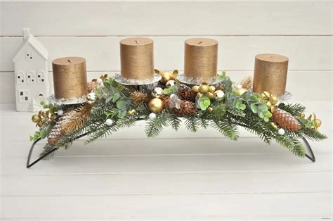 hotový adventný svietnik z dreva s prírodnými ozdobami a štyrmi sviečkami