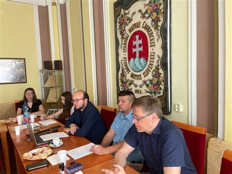 Fotografie interiéru tretej budovy Matice slovenskej, zamerané na farby a materiály