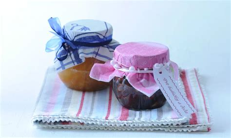 Poháre s domácimi džemami ozdobené štítkami