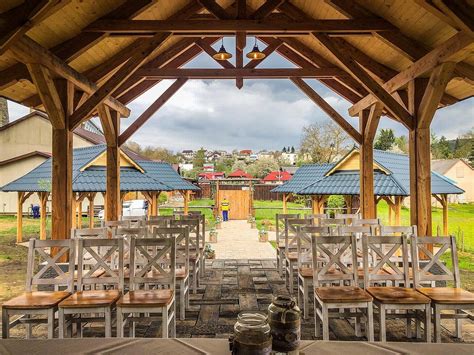 fotografia svadobného miesta v prírode (vinica, záhrada, lesný altánok)