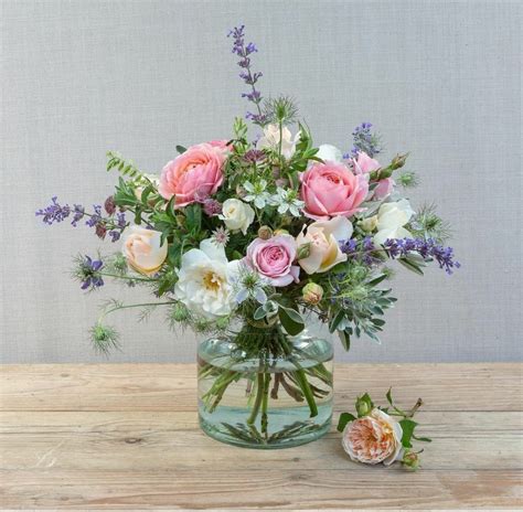 fotografia svadobnej kytice z lúčnych kvetov alebo stolovej výzdoby s črepníkovými rastlinami