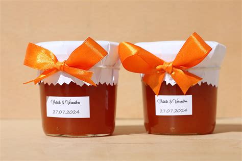 foto malých ekologických darčekov pre hostí (džem, semienka, mydlo)