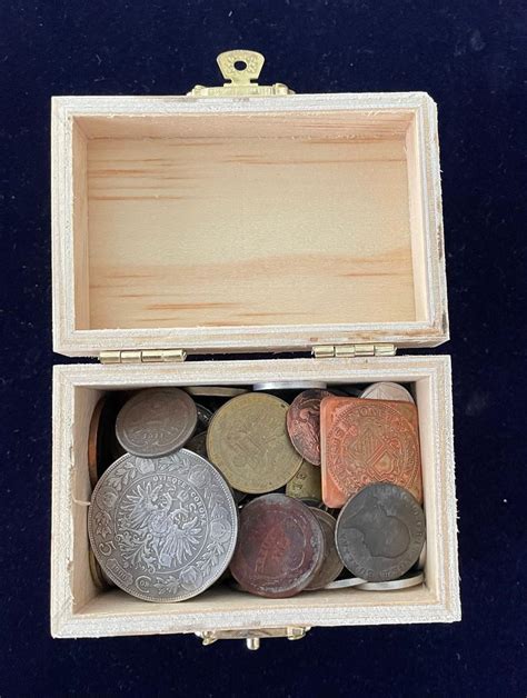 Otvorená truhlica plná mincí a bankoviek, symbolizujúca poklad