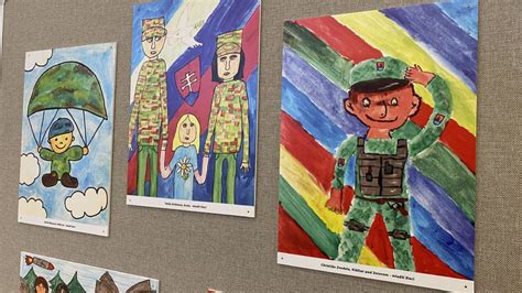 ilustrácia detí v kostýmoch rytierov a vojakov s doplnkami