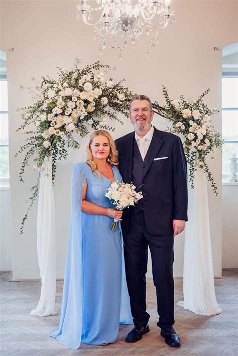 Foto: Vanda Wolfová v modrých svadobných šatách od Tatiany Kováříkovej