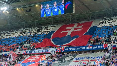 Tematické foto: Libérijské ulice plné fanúšikov pred futbalovým zápasom
