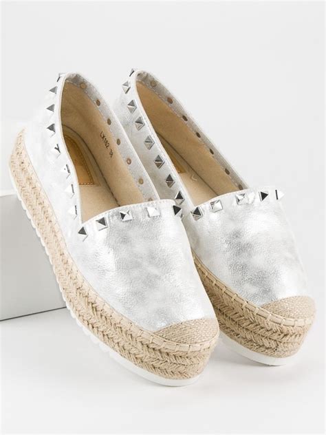 Detailné zobrazenie obuvi vhodnej do záhrady: espadrilky na platforme, sandále s remienkom a lodičky na hrubom podpätku