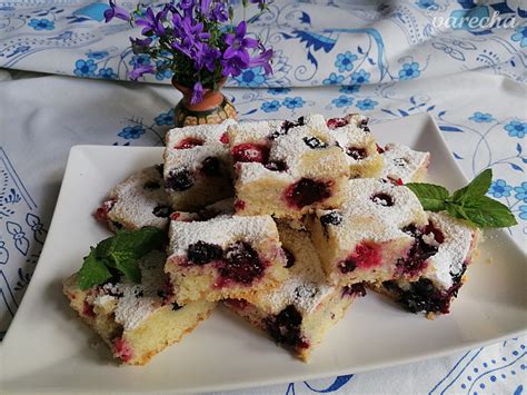 Ilustračné foto horúceho vianočného punču s ovocím a koreninami