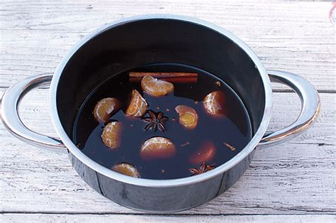 Zoskupenie ingrediencií na prípravu vianočného punču: víno, rum, čaj, ovocie, koreniny