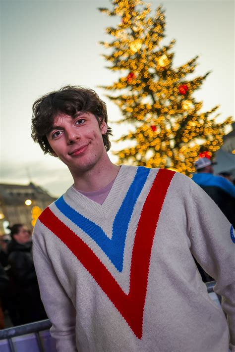Tematické foto: Kolekcia rôznych papierových darčekov, ako sú bábky, zápisníky a krabičky.