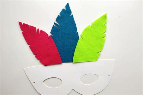 Tematická fotografia chlapca v DIY karnevalovej maske