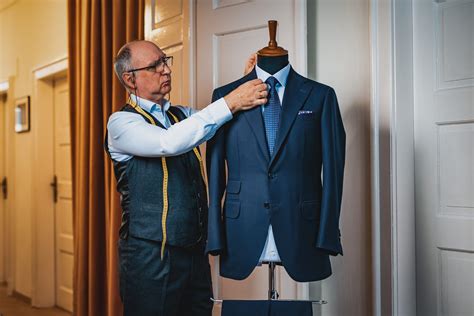schéma porovnania konfekčného obleku a obleku šitého na mieru (bespoke)