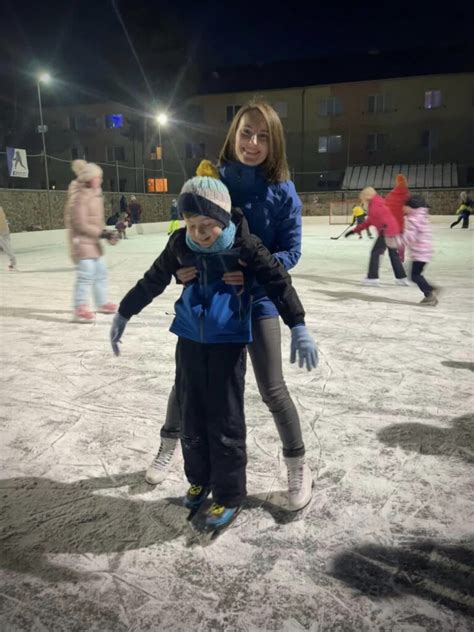 Fotografia: deti v karnevalových maskách korčuľujúce sa na ľadovej ploche