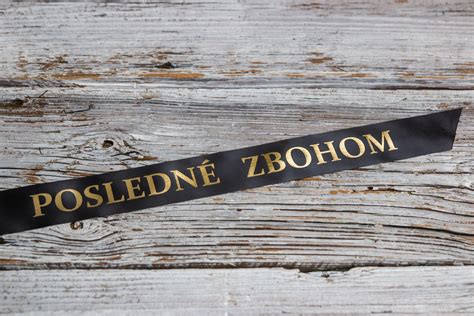 Tematická fotografia smútočnej stuhy s nápisom na venci