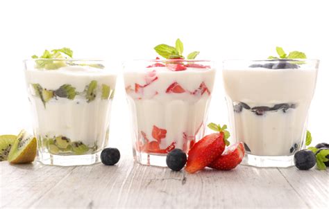 grécky jogurt v miske s čerstvými bylinkami