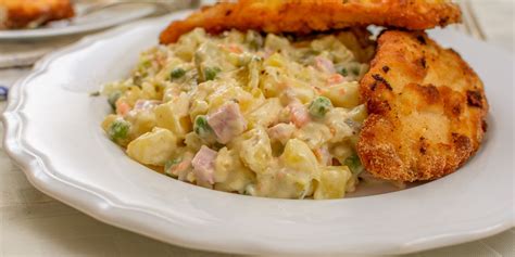 detail zemiakového šalátu s jogurtom a vajíčkami