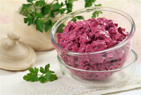 šalát z červenej repy s jogurtovým dressingom