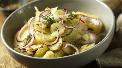 zemiakový šalát s čerstvými uhorkami a cibuľou