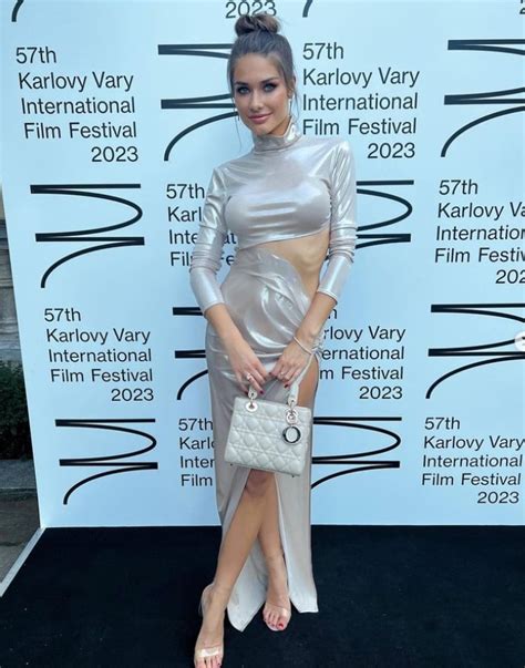 Karolína Kokešová v svadobných šatách s výrazným výstrihom