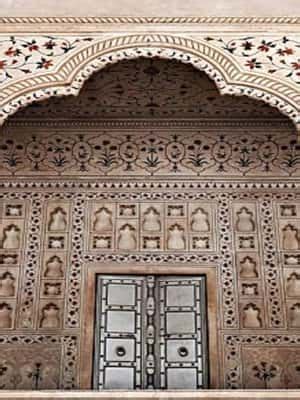 Detail mramorovej filigránskej zásteny Jali vo vnútri Tádž Mahalu s detailmi kvetov a kaligrafie