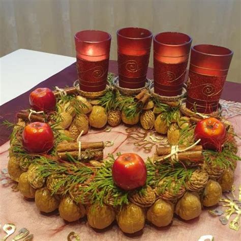 Schéma rozloženia sviečok a dekorácií na netradičnom podlhovastom venci z kmeňa stromu.