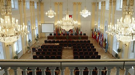 Interiér elegantnej svadobnej sály v historickej budove
